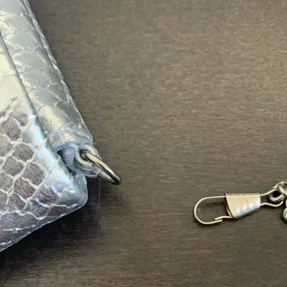 Elegant Silver Textured  Crossbody/Clutch with Chain Strapz - Picture 7 of 11